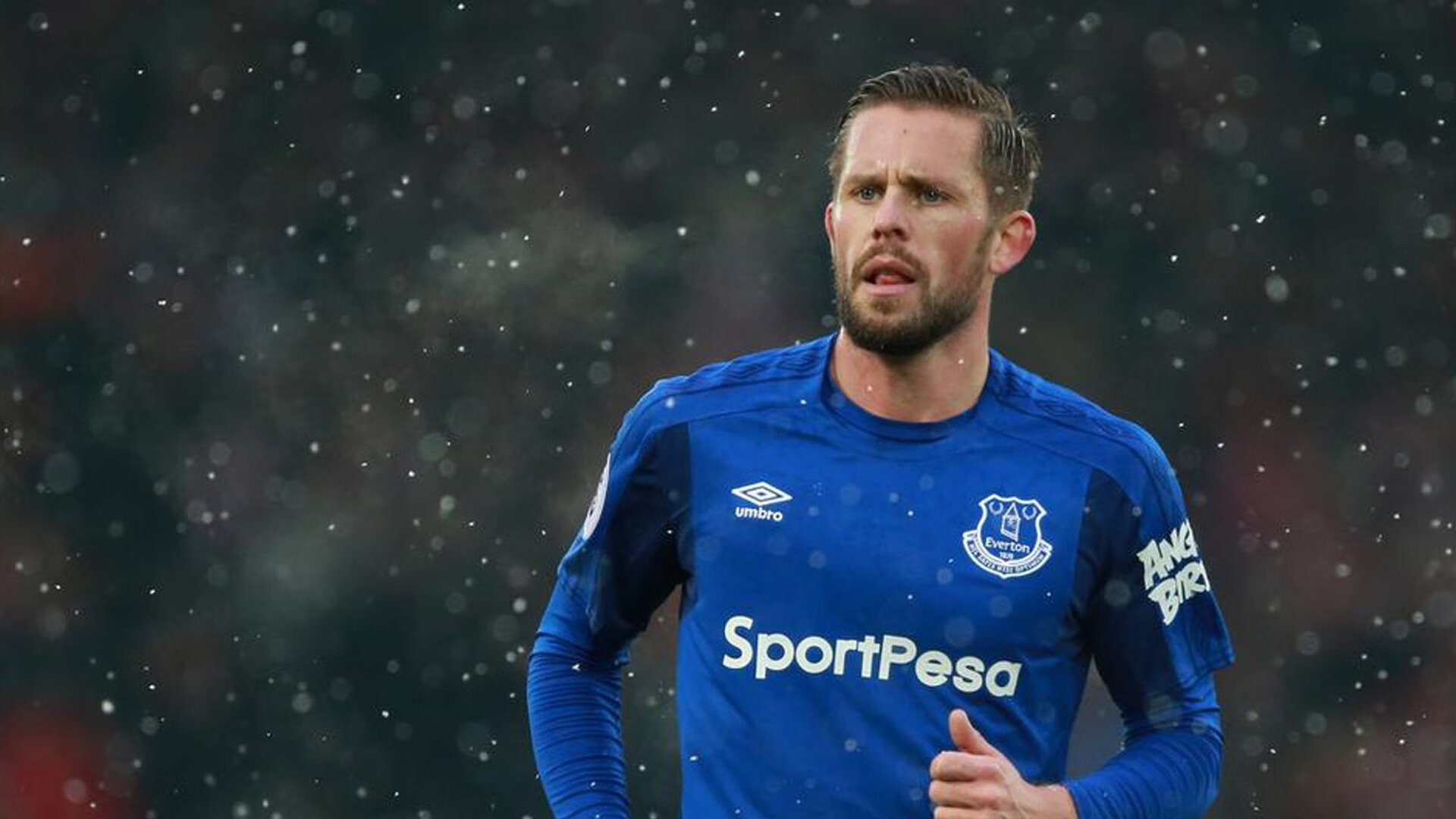 “香港赛场，阿仙奴与热刺的火拼瞬间”